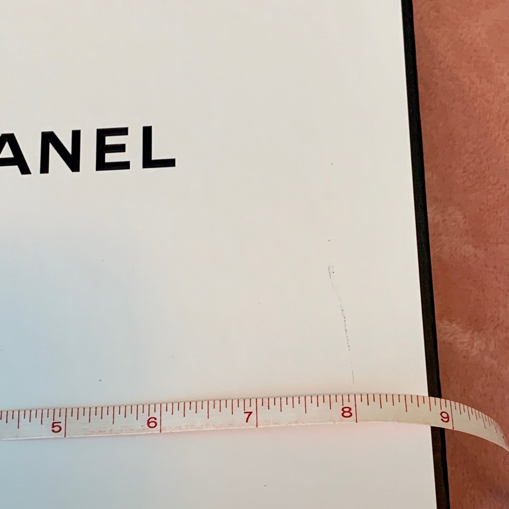 CHANEL Gift Box - Picture 2 of 4